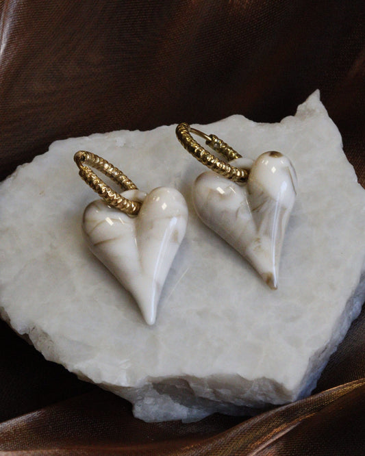 hart oorbel beige goud