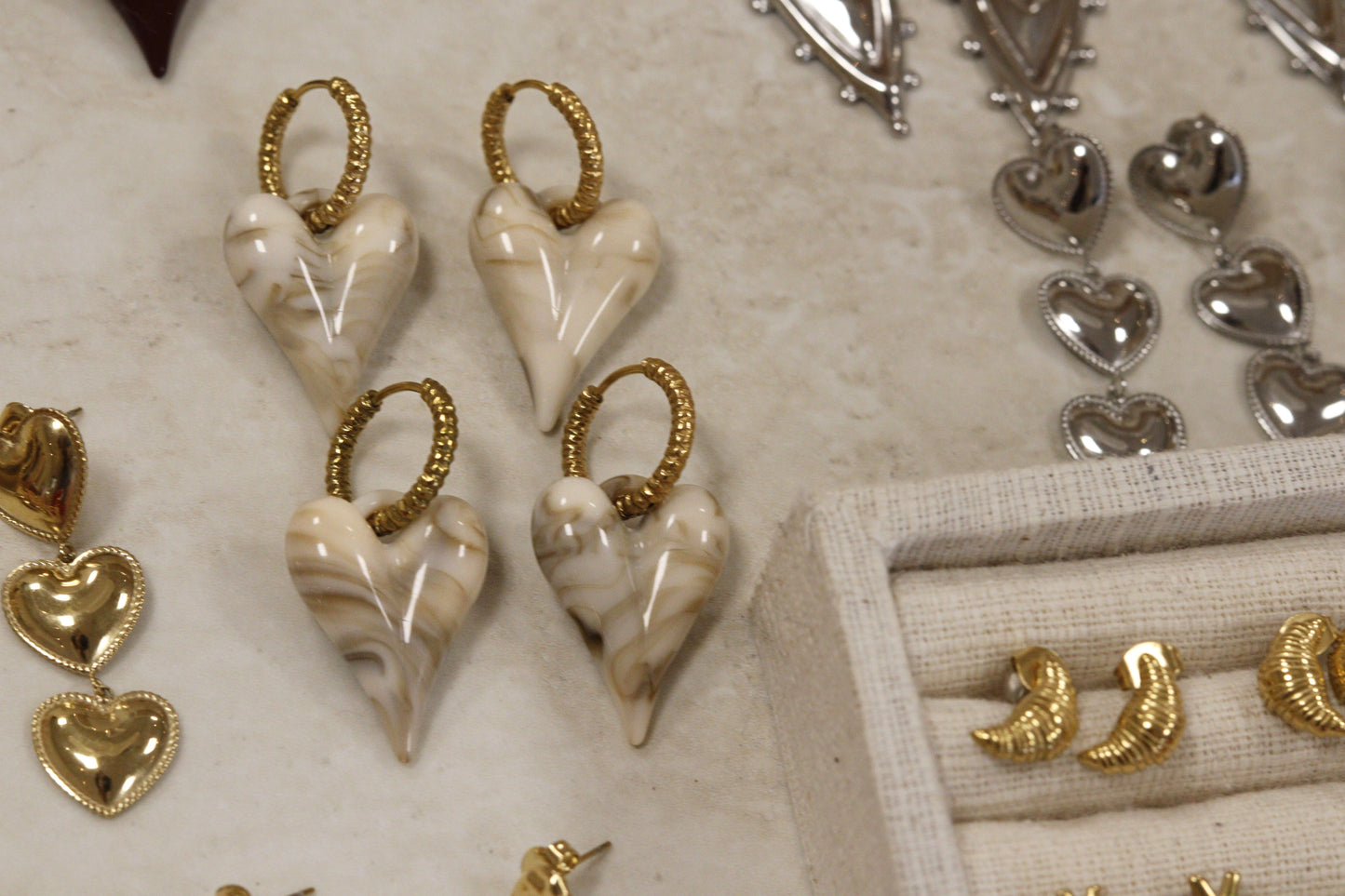 hart oorbel beige goud