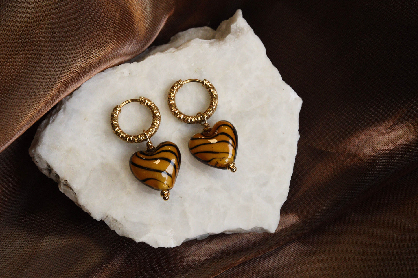 hartjes oorbel bruin