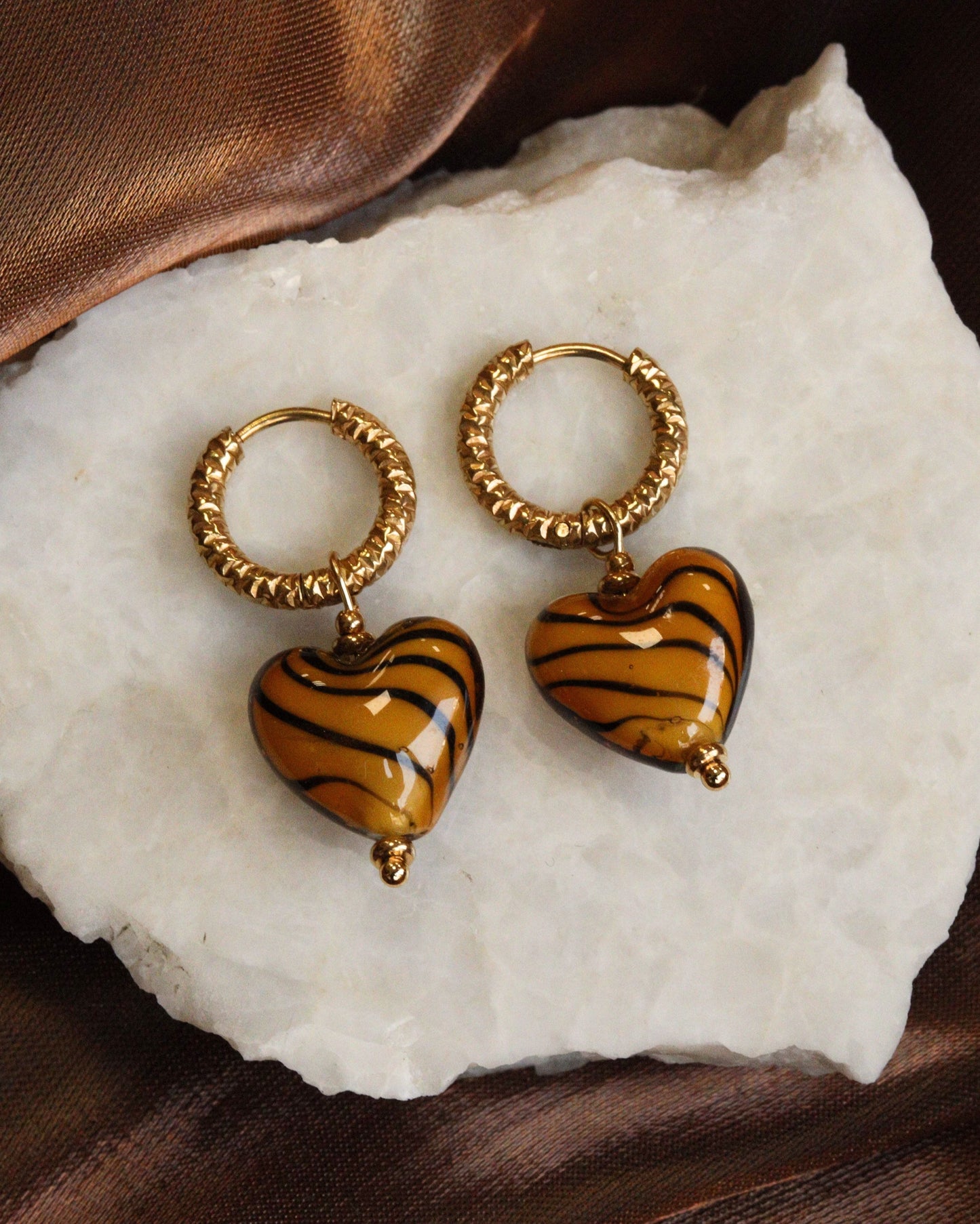 hartjes oorbel bruin